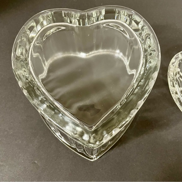 Vintage Crystal Trinket Dish Ribbed Glass Heart Shaped Candy Dish with Lid - Picture 6 of 10